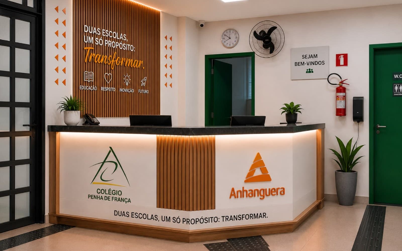 Recepção da Anhanguera Penha com os totens da Anhanguera e do Colégio Penha de França